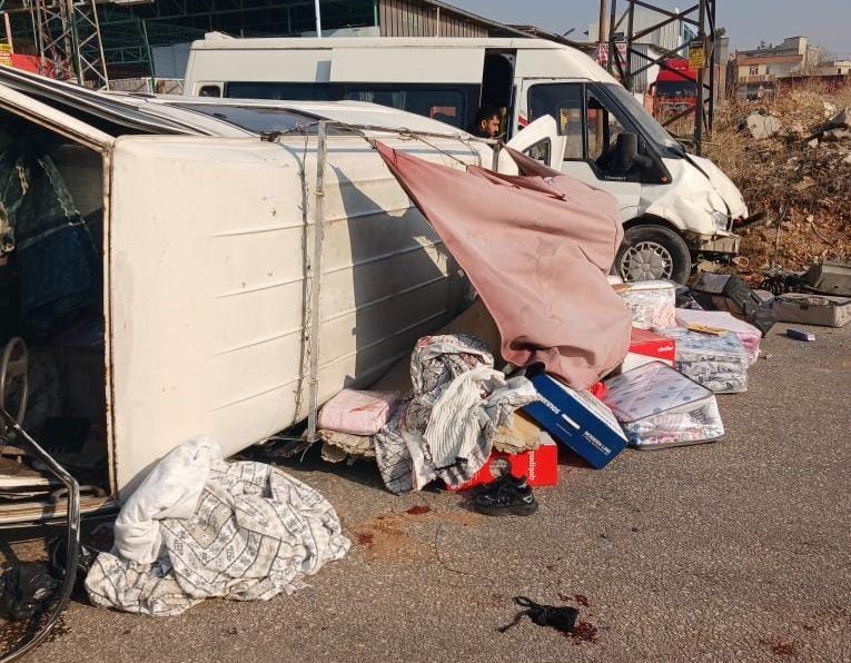 Feci Kaza Saniye Saniye Kamerada Servis Panelvana Çarptı, Kadın Hayatını Kaybetti (2)