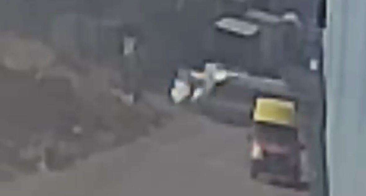 Feci Kaza Saniye Saniye Kamerada Servis Panelvana Çarptı, Kadın Hayatını Kaybetti (4)