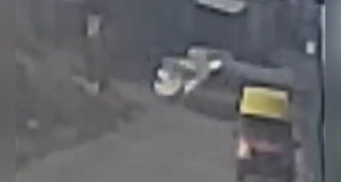 Feci Kaza Saniye Saniye Kamerada Servis Panelvana Çarptı, Kadın Hayatını Kaybetti (5)