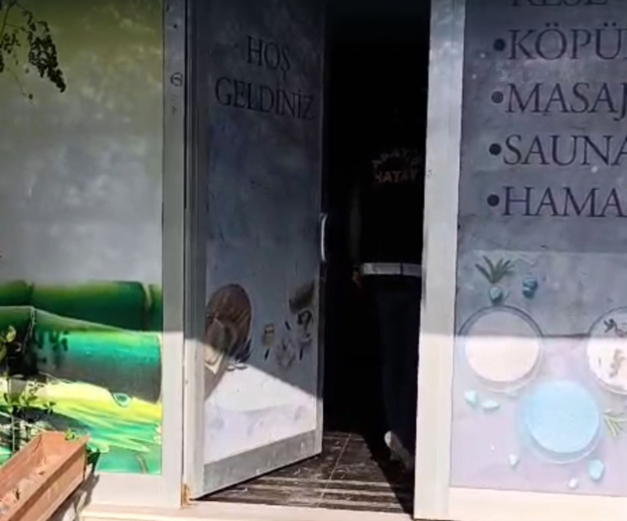 Fuhuş Baskınında Gizli Sığınak Çok Sayıda Kadın Saklanırken Bulundu (2)