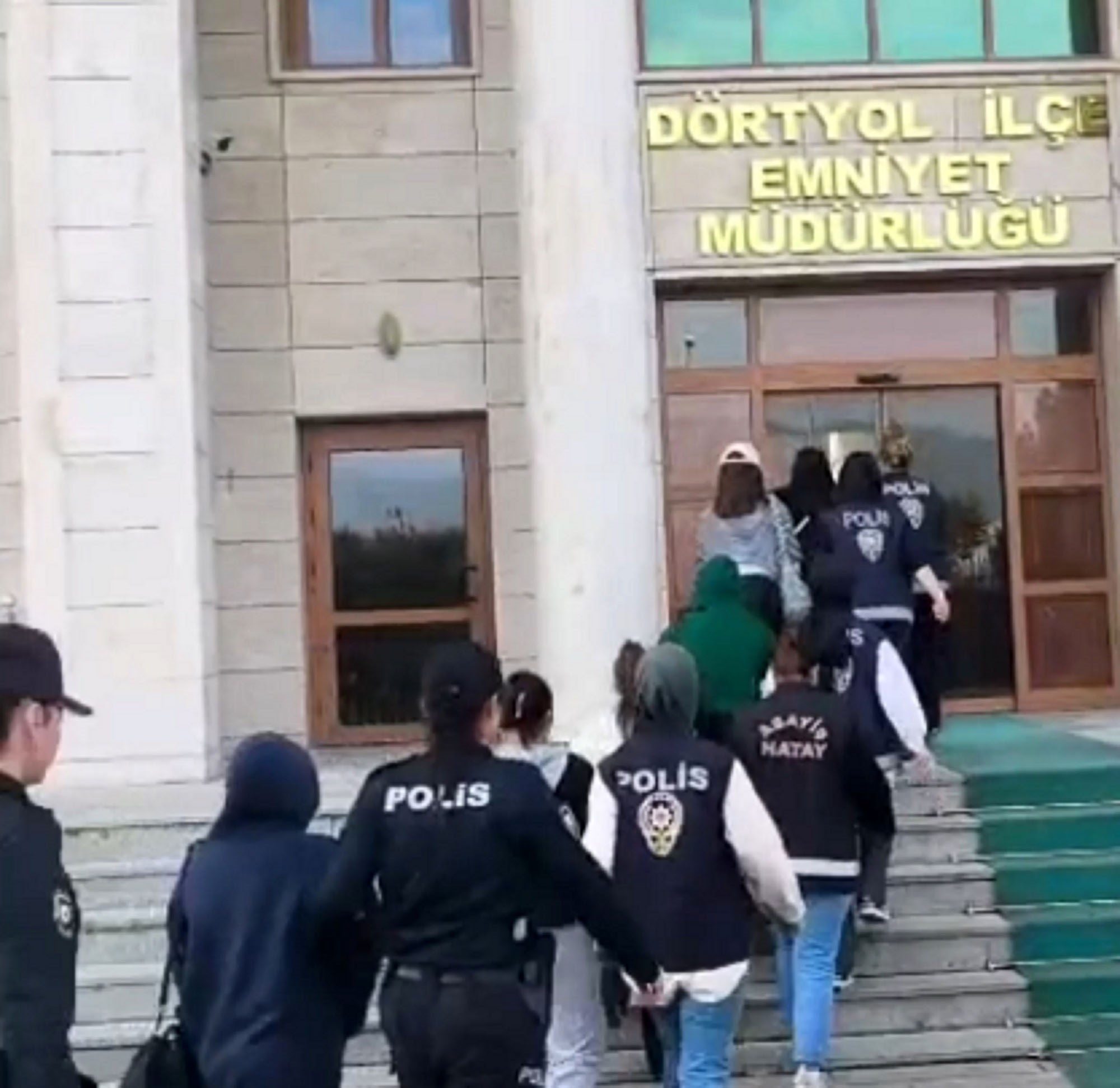 Fuhuş Baskınında Gizli Sığınak Çok Sayıda Kadın Saklanırken Bulundu (4)