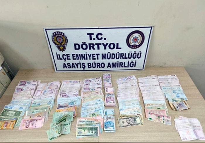 Fuhuş Baskınında Gizli Sığınak Çok Sayıda Kadın Saklanırken Bulundu (5)