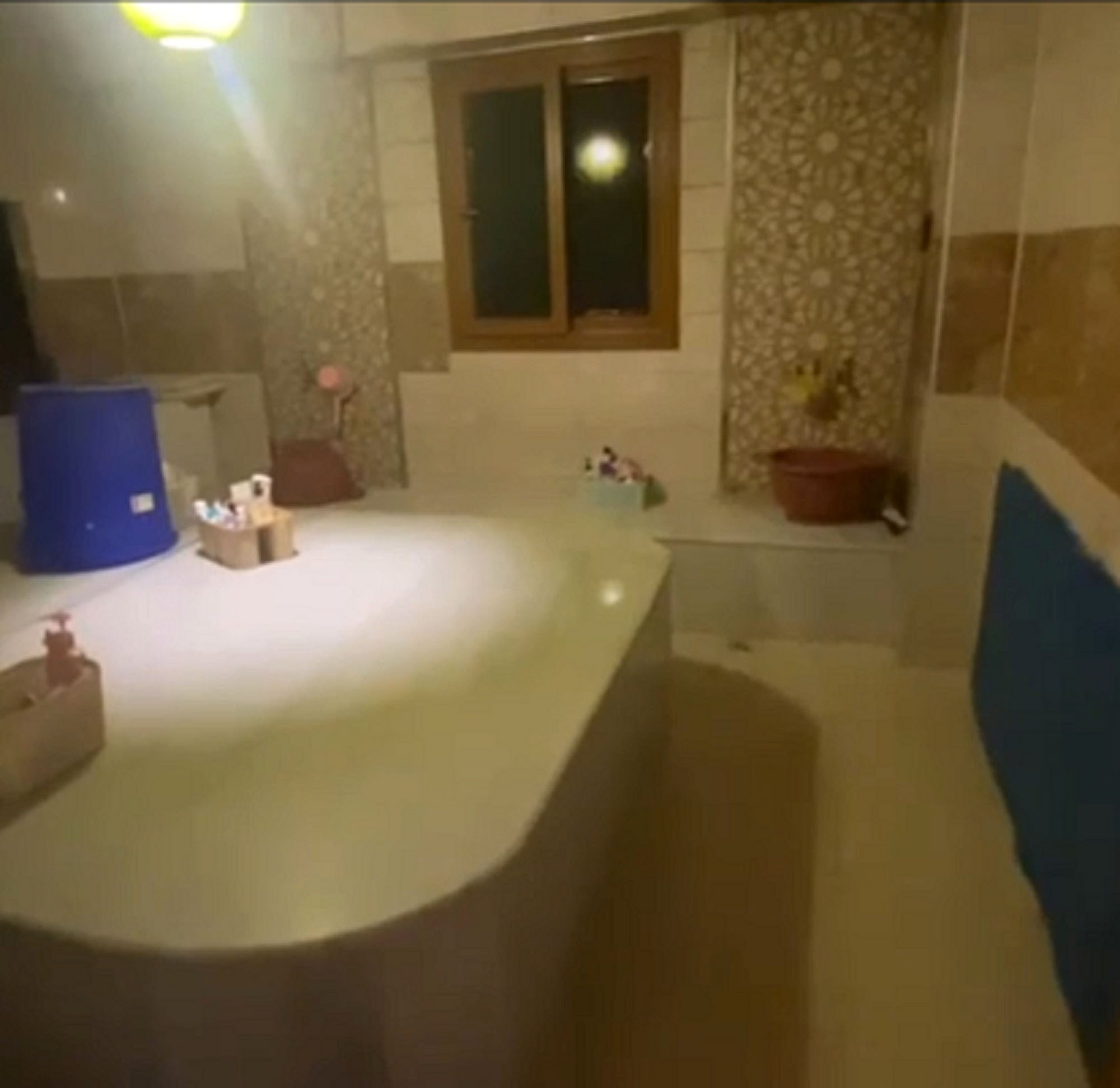 Fuhuş Baskınında Gizli Sığınak Çok Sayıda Kadın Saklanırken Bulundu (6)