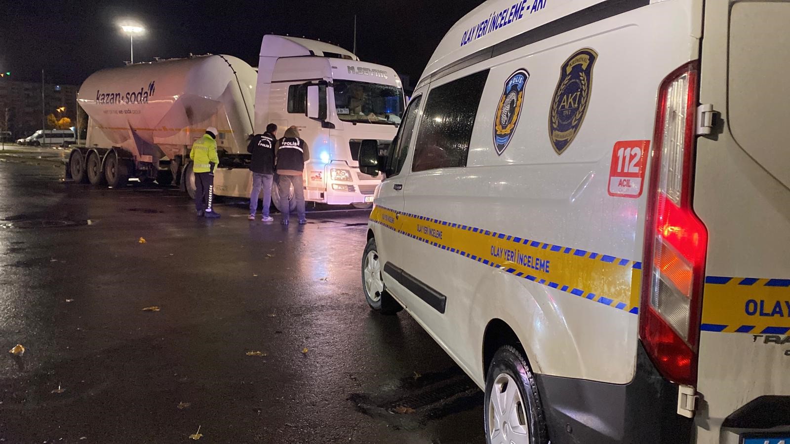 Gece Yarısı Korkunç Kaza Yaya Öldü, Tır Sürücüsü “Çarpmadım” Dedi (2)