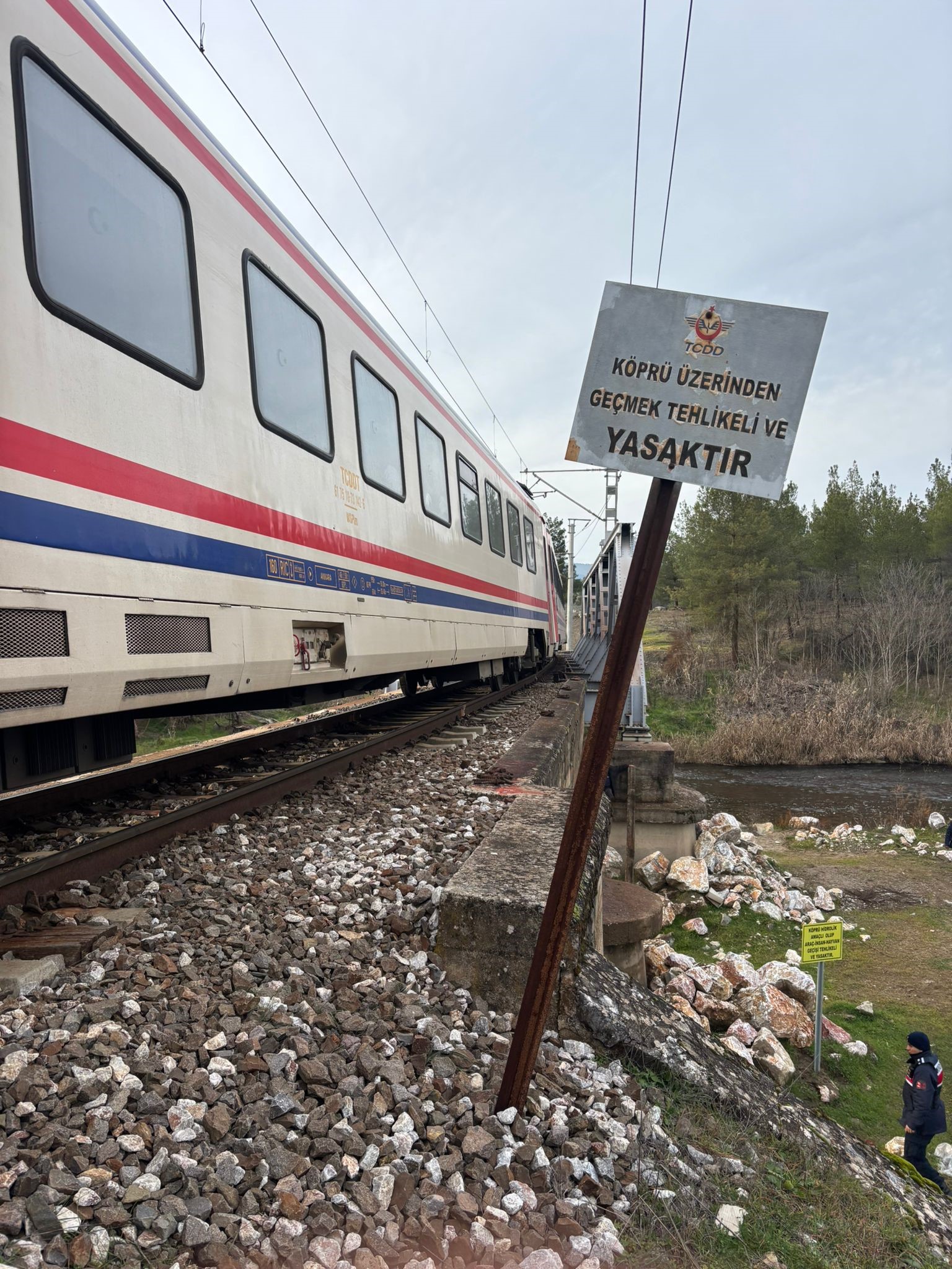 Geçişe Kapalı Köprüde Korkunç Son Trenin Çarptığı Adam Öldü (3)