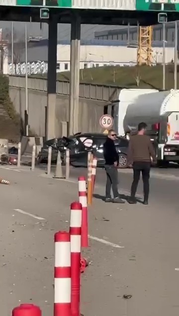 Gişelere Çarpan Otomobil Aileyi Yıktı Anne Ve Oğlundan Acı Haber (2)