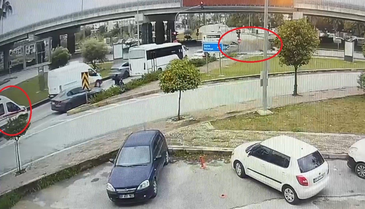 Güvenlik Kamerasına Yansıyan Dehşet! Ambulansa Yol Vermek Isterken Hurdaya Döndü (11)