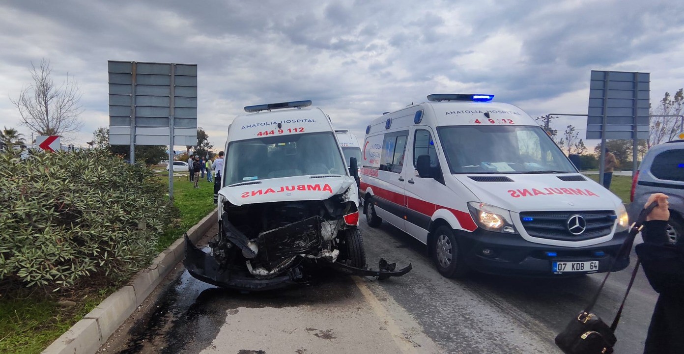 Güvenlik Kamerasına Yansıyan Dehşet! Ambulansa Yol Vermek Isterken Hurdaya Döndü (12)