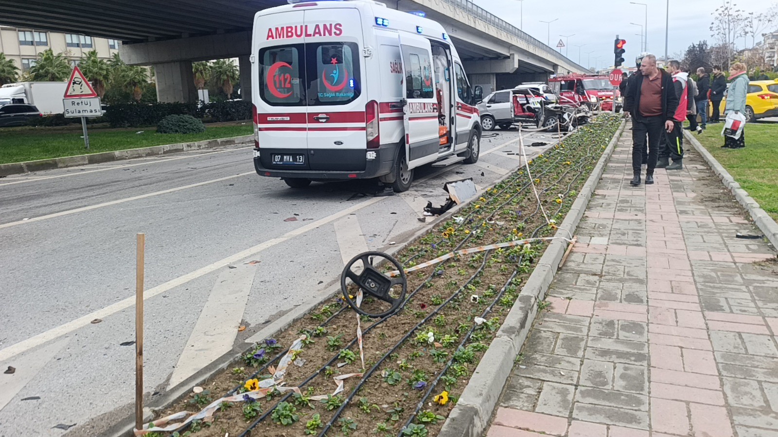 Güvenlik Kamerasına Yansıyan Dehşet! Ambulansa Yol Vermek Isterken Hurdaya Döndü (2)