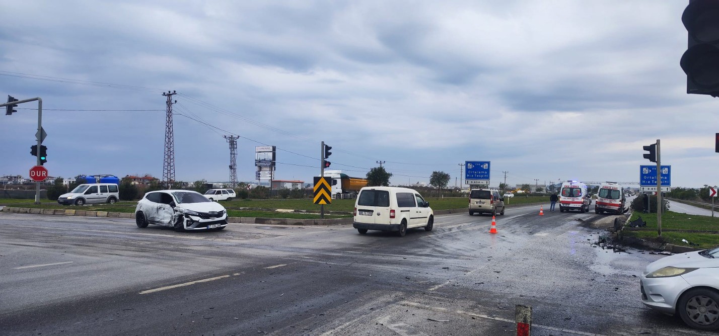 Güvenlik Kamerasına Yansıyan Dehşet! Ambulansa Yol Vermek Isterken Hurdaya Döndü (9)