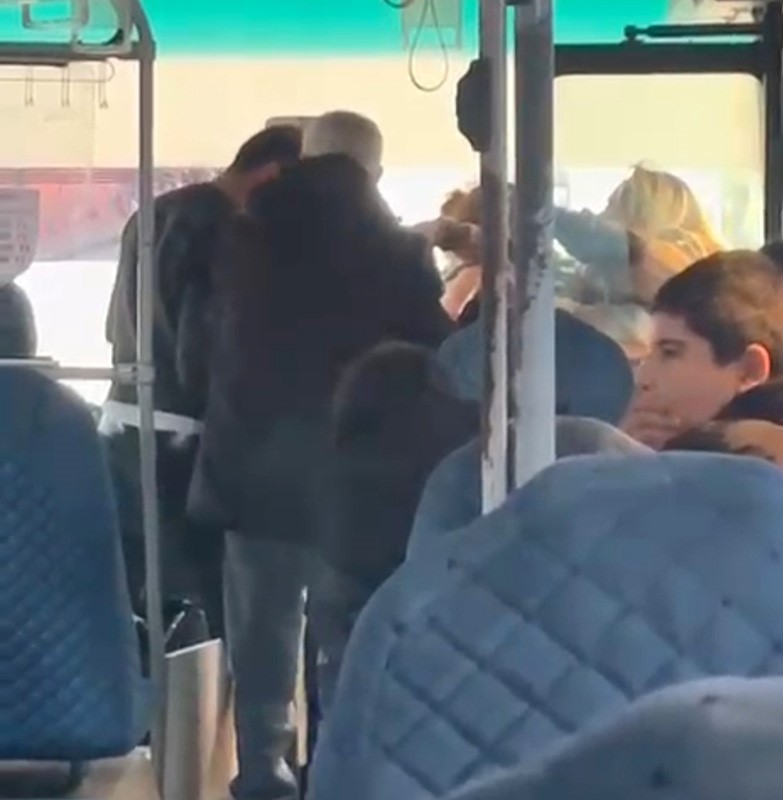Halk Otobüsünde Gergin Anlar Yolcu Ile Şoför Birbirine Girdi, O Anlar Cep Telefonuna Yansıdı (2)