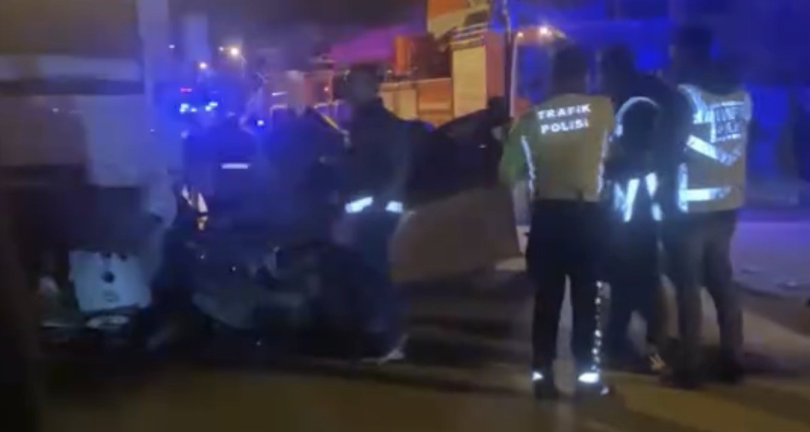 Hurda Yığınına Dönen Araçtan Acı Haber 2 Genç Olay Yerinde Yaşamını Yitirdi (5)