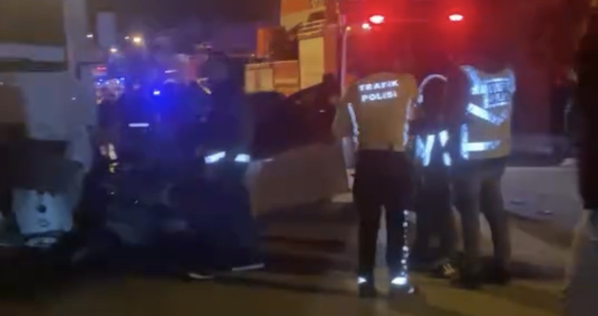 Hurda Yığınına Dönen Araçtan Acı Haber 2 Genç Olay Yerinde Yaşamını Yitirdi (6)