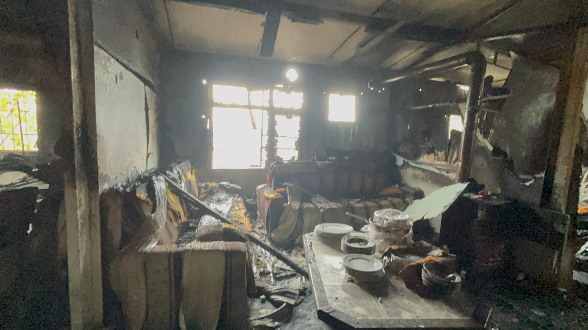 İki Ay Önce Bacaklarını Kaybetmişti… Bir Anda Büyüyen Alevler Engelli Adamı Hayattan Kopardı (4)