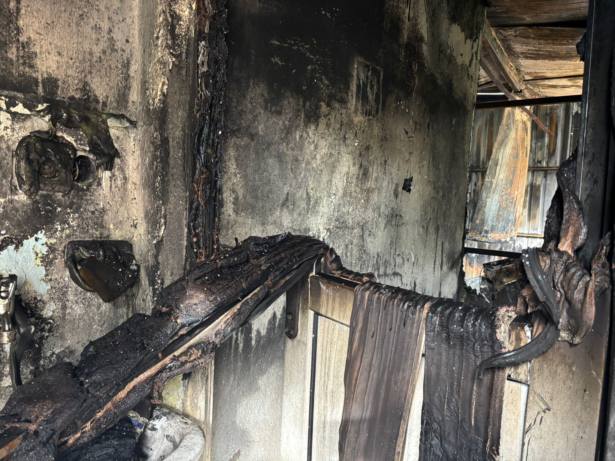 İki Ay Önce Bacaklarını Kaybetmişti… Bir Anda Büyüyen Alevler Engelli Adamı Hayattan Kopardı (5)