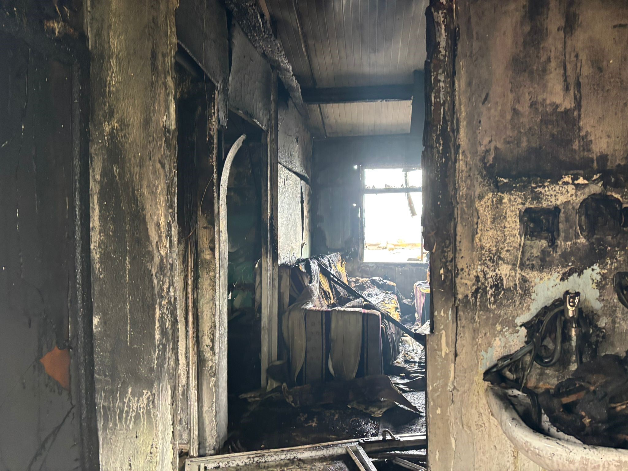 İki Ay Önce Bacaklarını Kaybetmişti… Bir Anda Büyüyen Alevler Engelli Adamı Hayattan Kopardı (9)