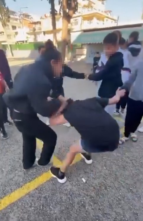 Ilkokul Bahcesinde Akran Zorbaligi 11 Ogrenci Kiz Cocuguna Kafasini Yere Carp Diyerek (1)-1