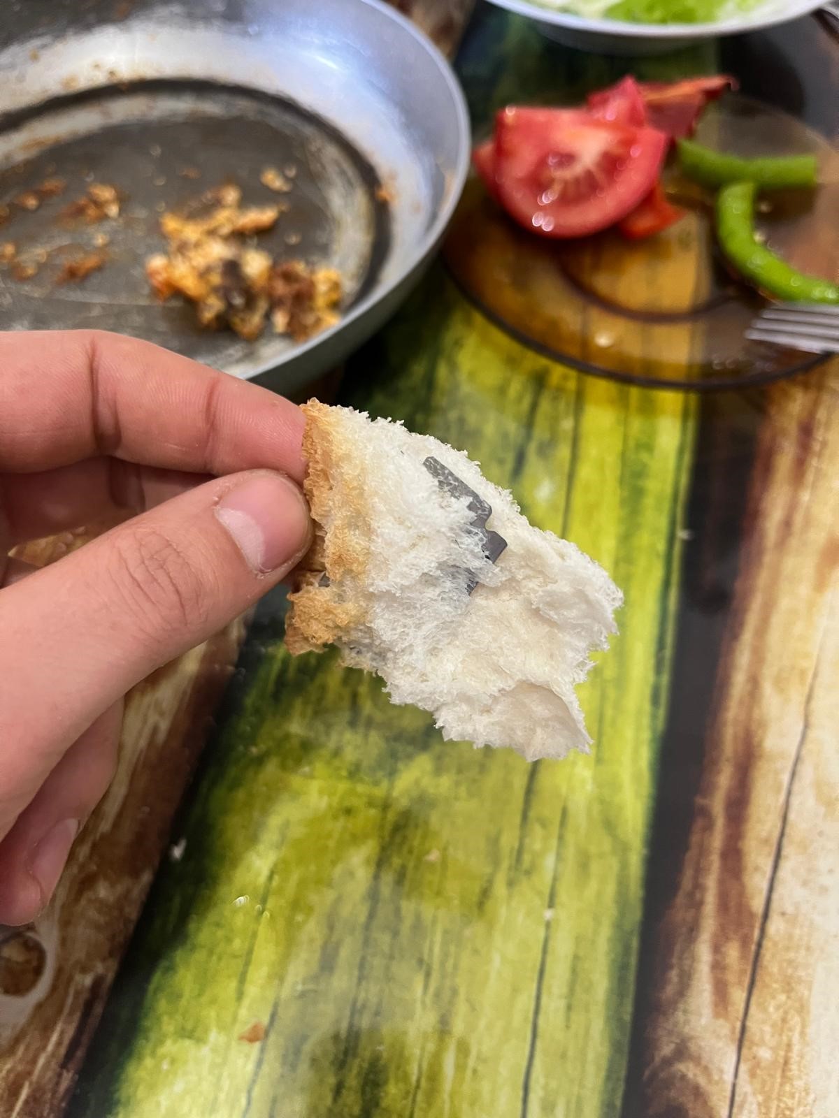 Kahvaltı Sofrasında Dehşet Fırından Alınan Ekmeğin Içinden Jilet Çıktı (2)