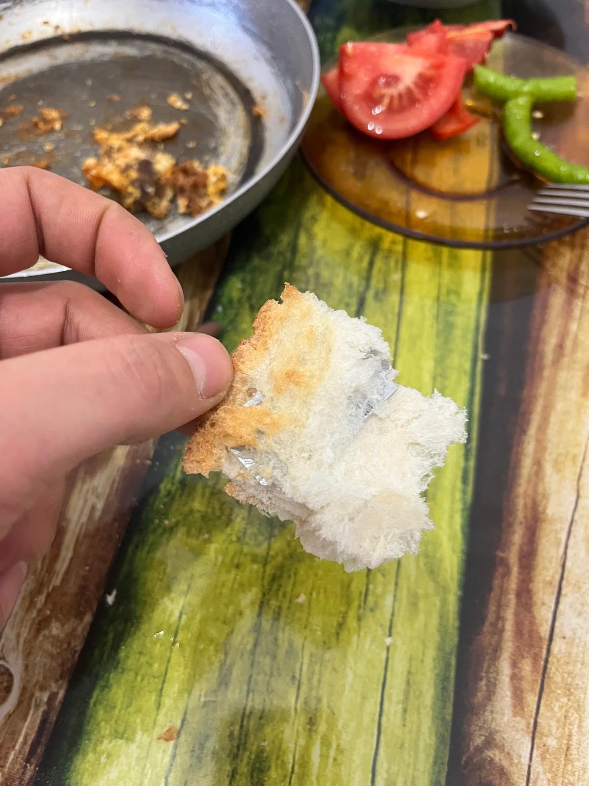 Kahvaltı Sofrasında Dehşet Fırından Alınan Ekmeğin Içinden Jilet Çıktı (3)