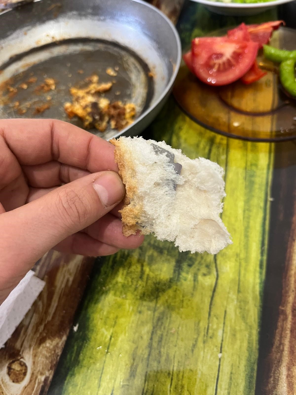 Kahvaltı Sofrasında Dehşet Fırından Alınan Ekmeğin Içinden Jilet Çıktı (4)