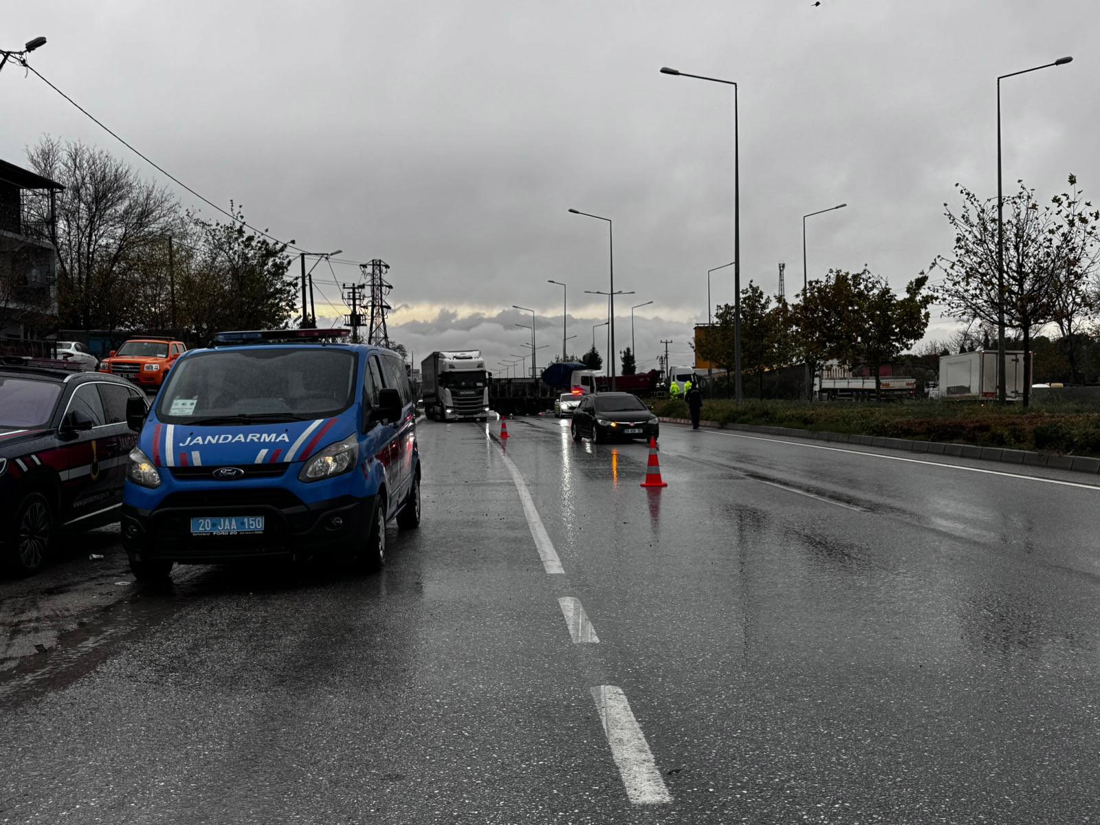 Kamyon Duramadi Arac Metrelerce Uctu 1 Olu 2 Yarali 03 (1)