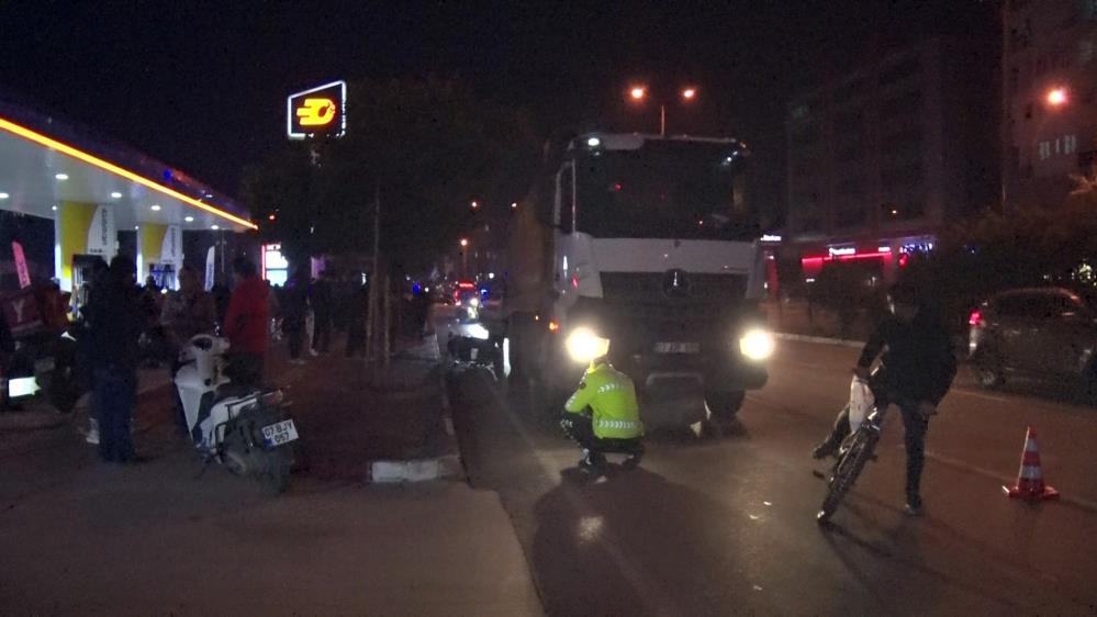 Kamyonla Carpisan Motosikletin 17 Yasindaki Surucusu Olay Yerinde Hayatini Kaybetti (3)