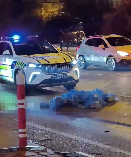 Kamyonla Carpisan Motosikletin 17 Yasindaki Surucusu Olay Yerinde Hayatini Kaybetti (6)