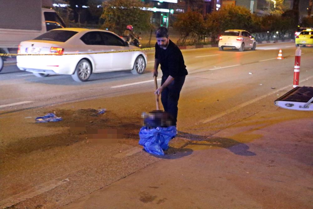 Kamyonla Carpisan Motosikletin 17 Yasindaki Surucusu Olay Yerinde Hayatini Kaybetti (7)