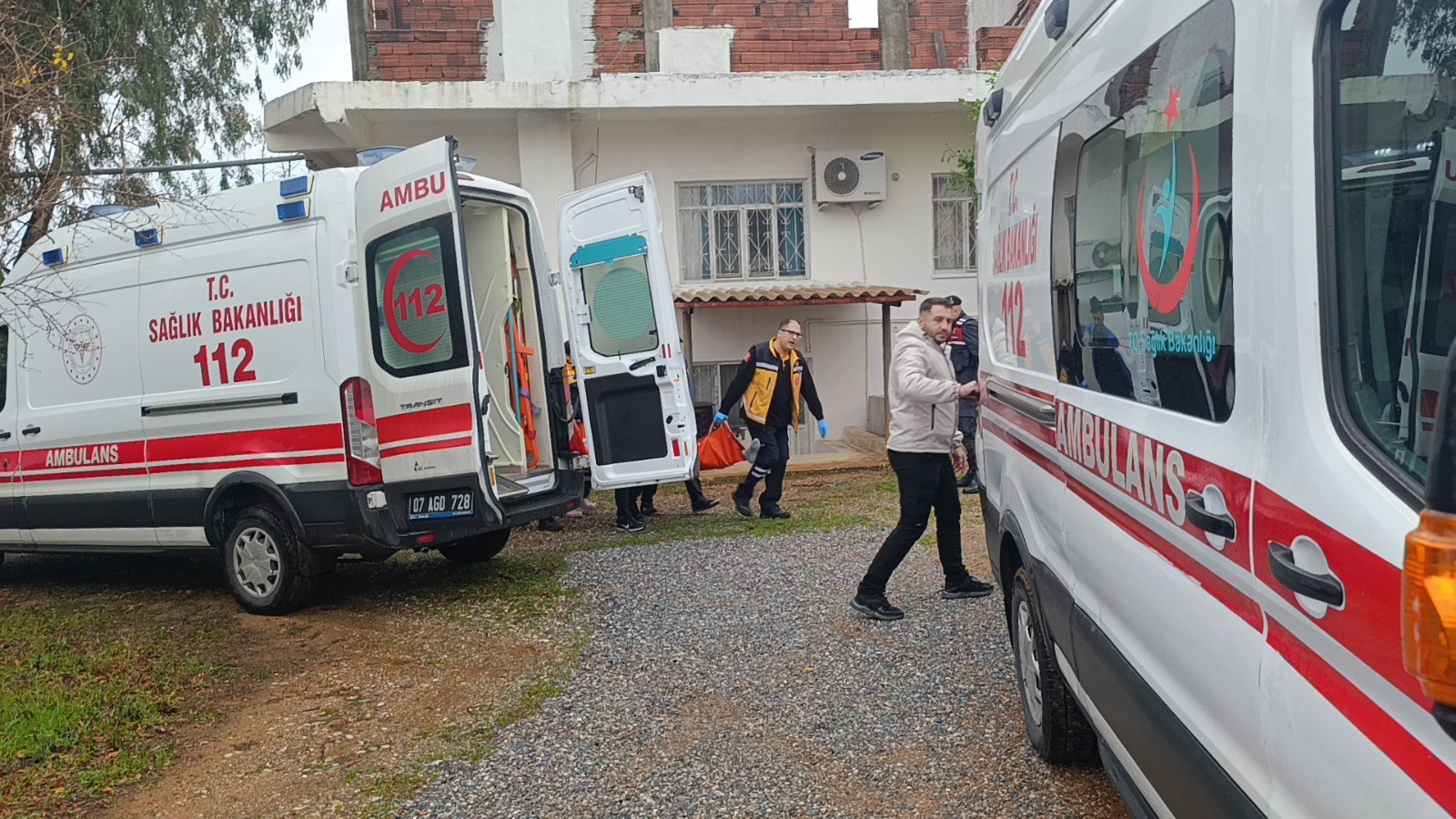 Kan Donduran Olay Tartıştığı Babasını Ve Yengesini Tabancayla Vurdu (6)