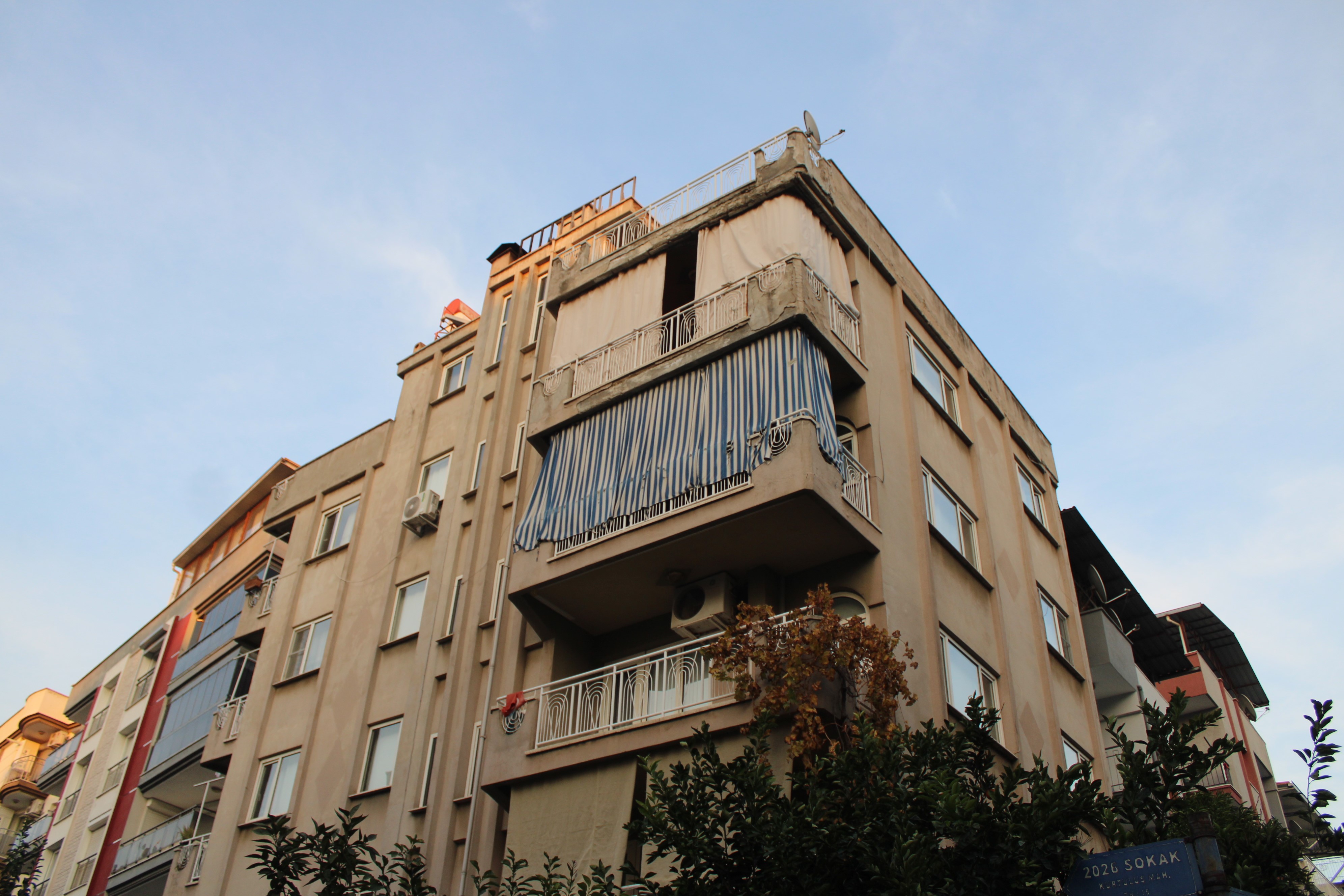 Kanlı Kıyafetlerle Çatıya Çıktı, Panikle Düşerek Can Verdi (8)