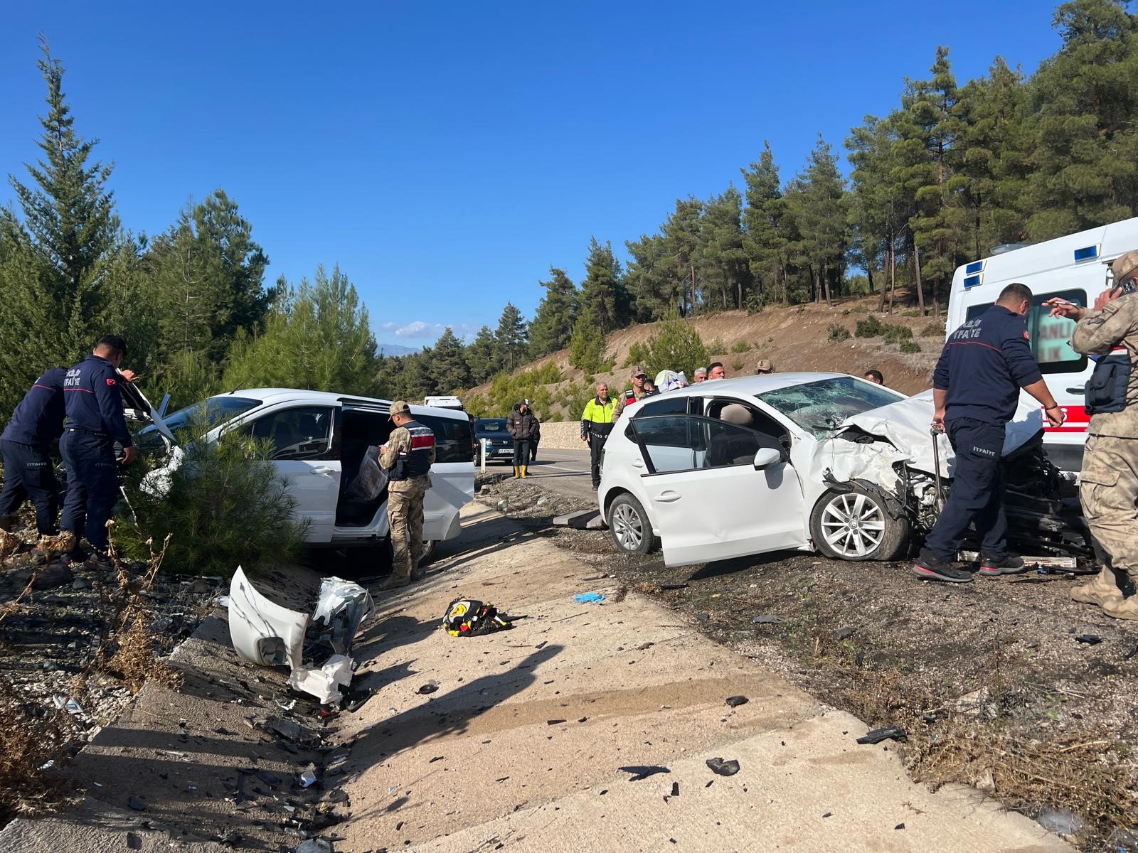 Karayolda Dehşet Anları İki Araç Çarpıştı, 5’I Ağır 6 Yaralı (2)
