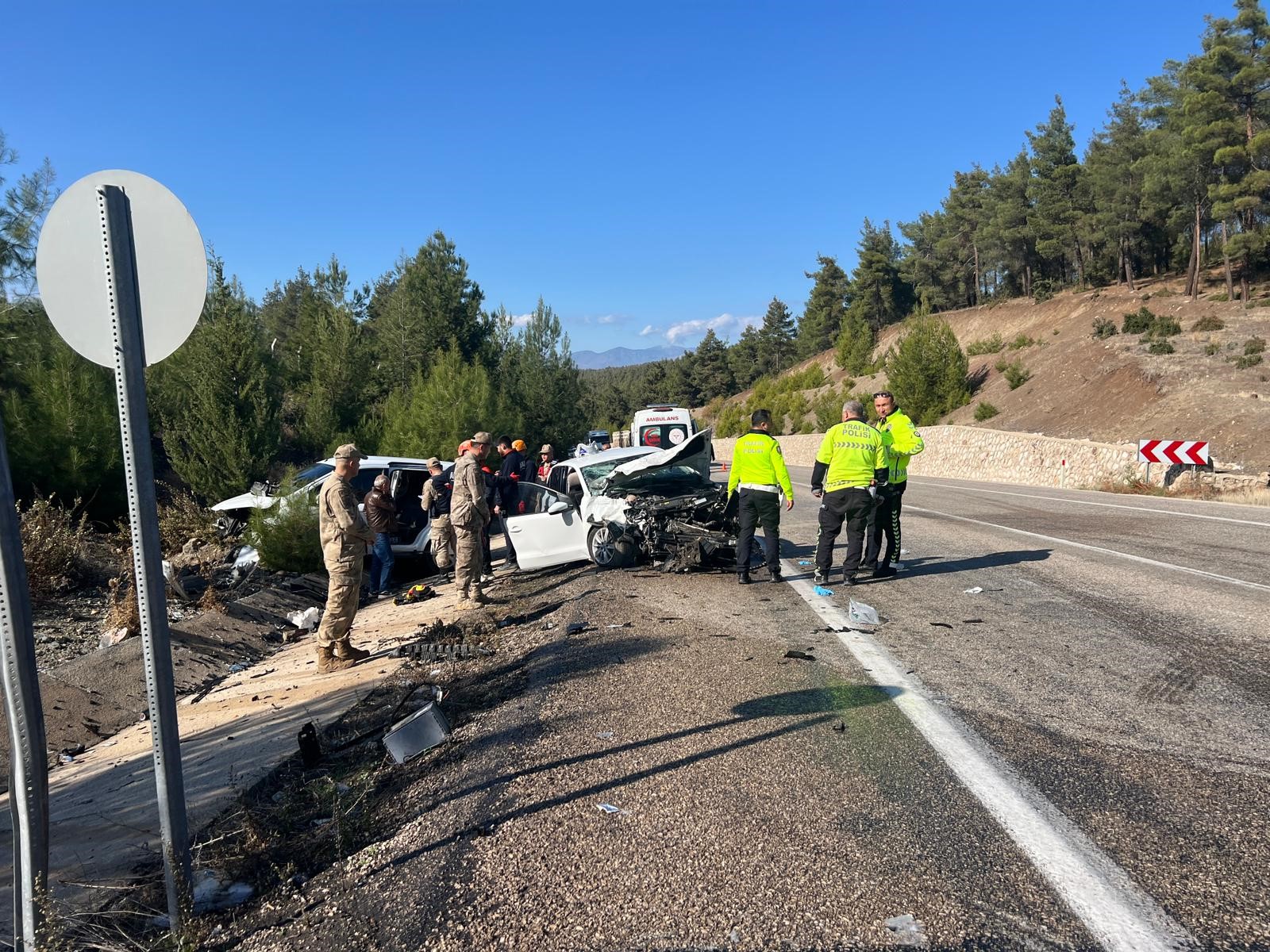 Karayolda Dehşet Anları İki Araç Çarpıştı, 5’I Ağır 6 Yaralı (4)