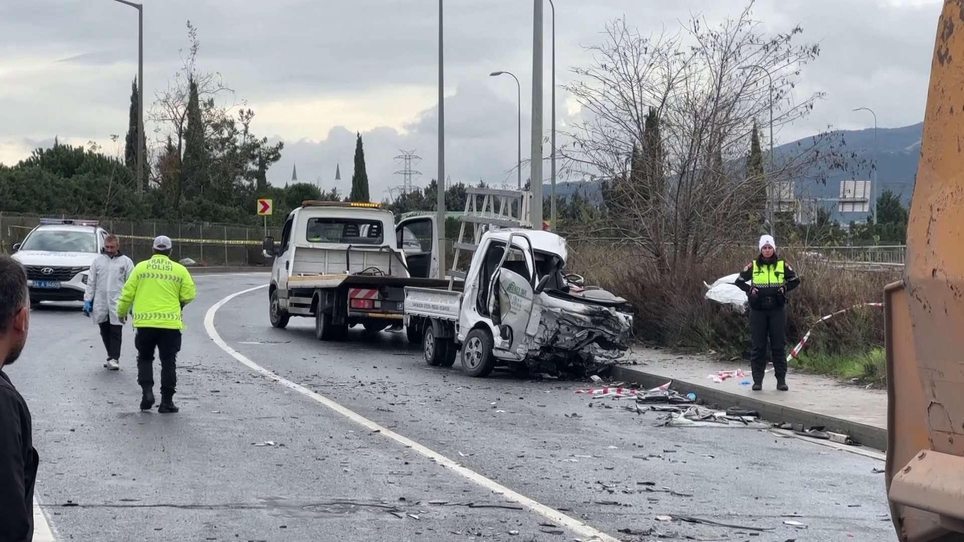 Karşı Şeride Geçen Kamyonet Hafriyat Kamyonuyla Çarpıştı Kamyonet Sürücüsü Olay Yerinde Can Verdi (2)