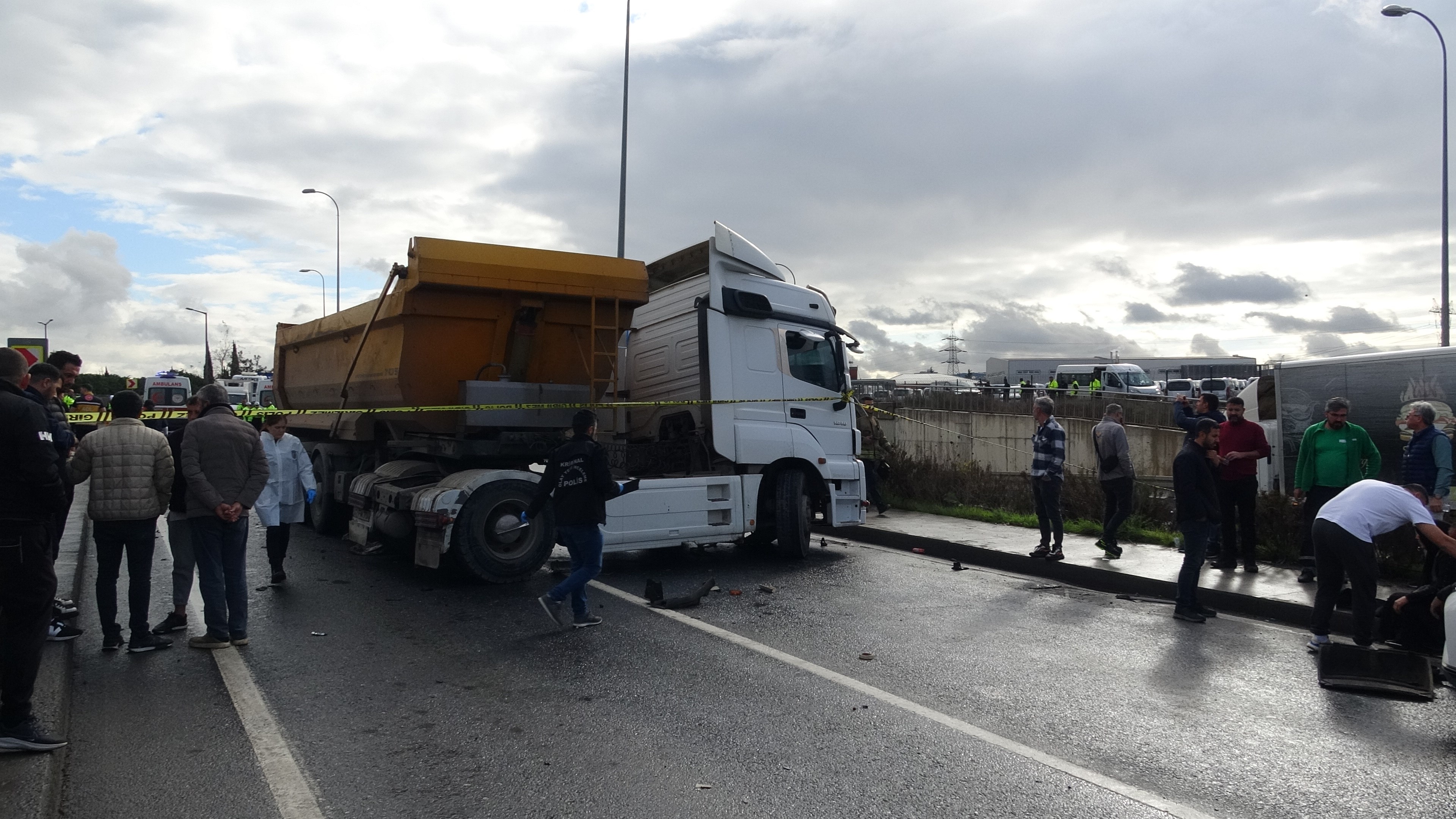 Karşı Şeride Geçen Kamyonet Hafriyat Kamyonuyla Çarpıştı Kamyonet Sürücüsü Olay Yerinde Can Verdi (3)