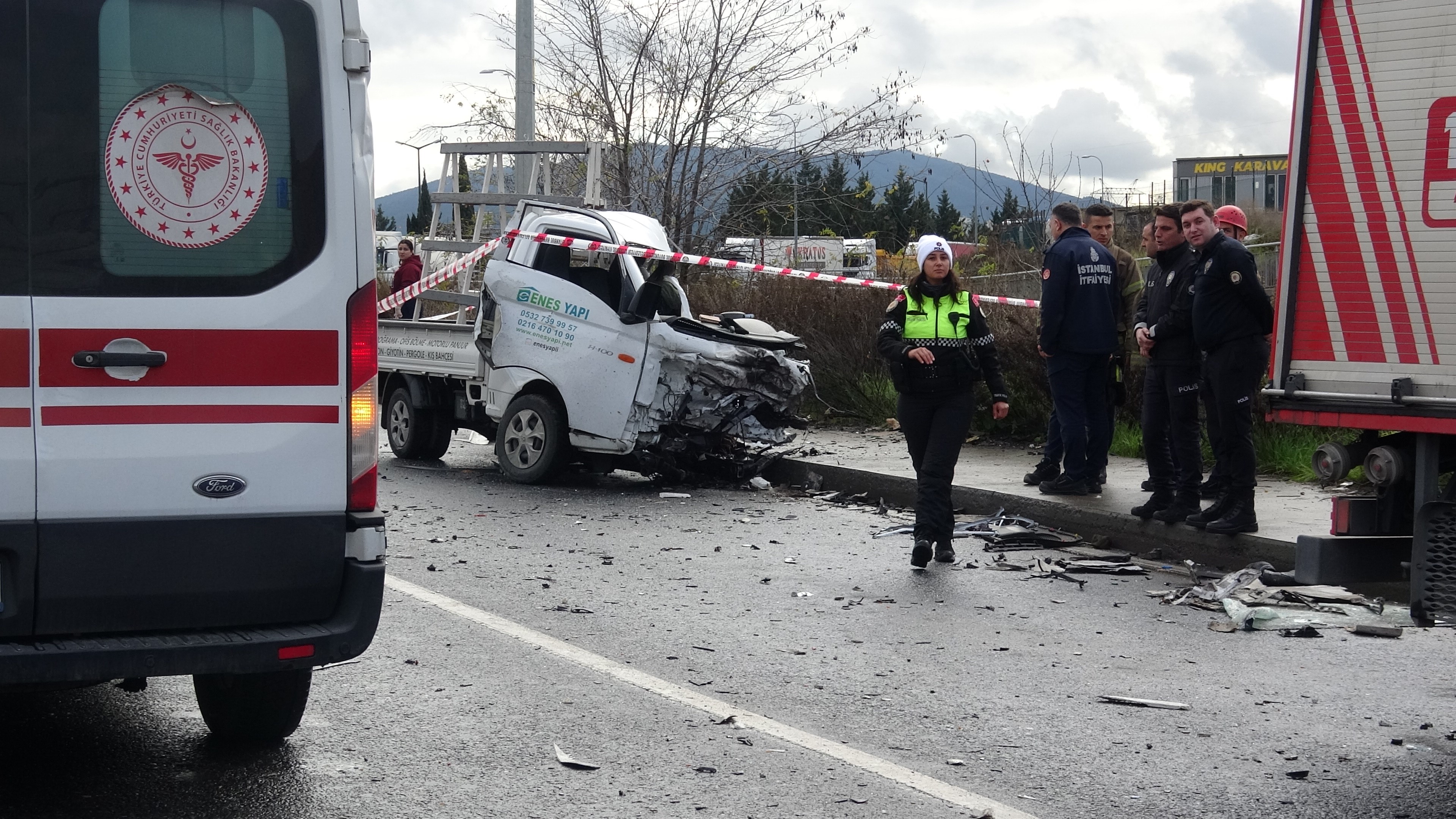 Karşı Şeride Geçen Kamyonet Hafriyat Kamyonuyla Çarpıştı Kamyonet Sürücüsü Olay Yerinde Can Verdi (4)