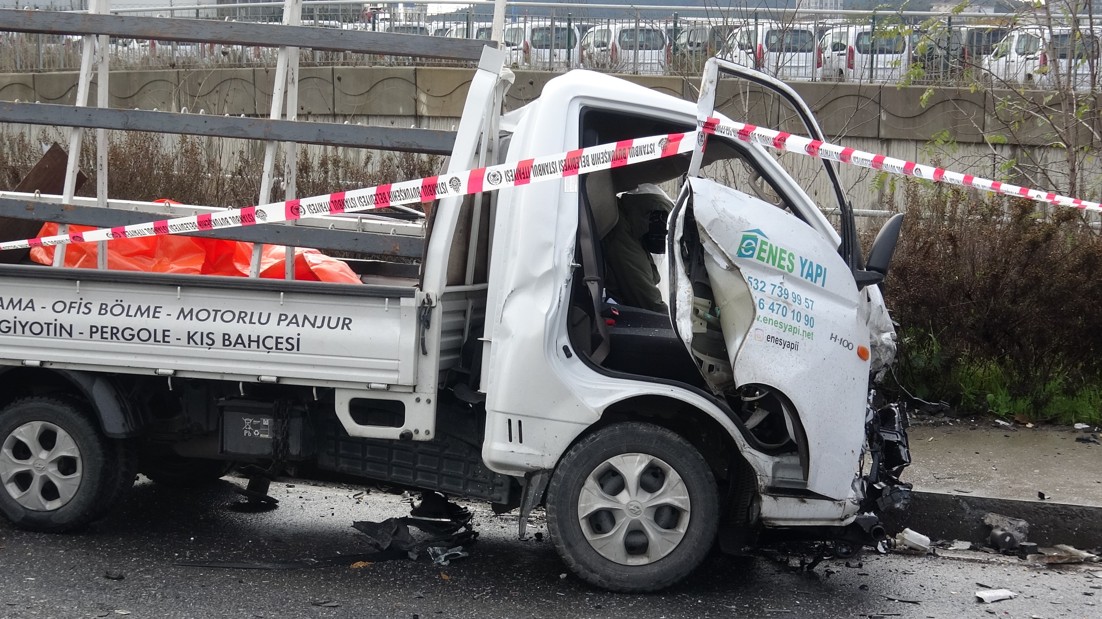 Karşı Şeride Geçen Kamyonet Hafriyat Kamyonuyla Çarpıştı Kamyonet Sürücüsü Olay Yerinde Can Verdi (5)
