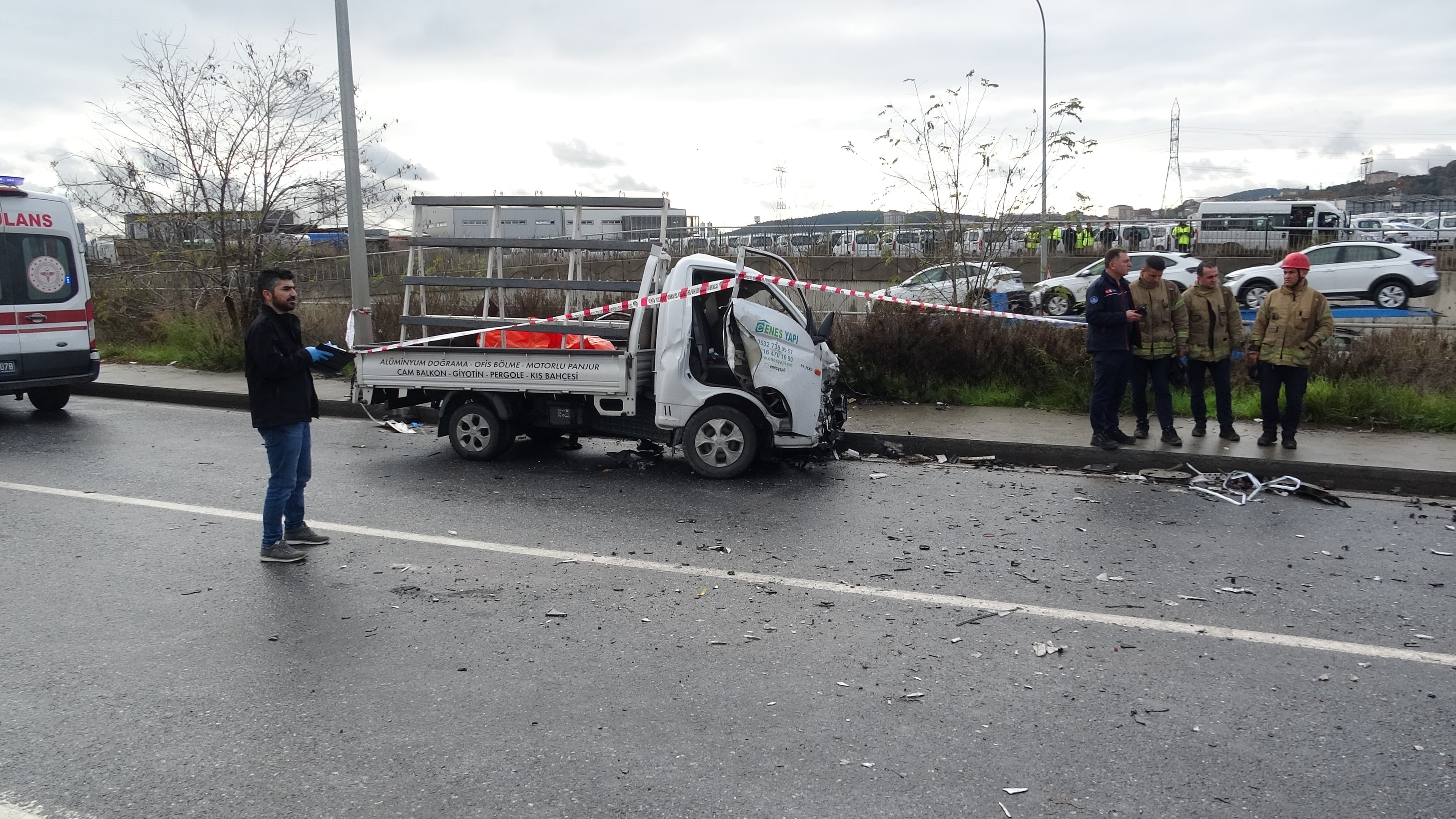 Karşı Şeride Geçen Kamyonet Hafriyat Kamyonuyla Çarpıştı Kamyonet Sürücüsü Olay Yerinde Can Verdi (7)