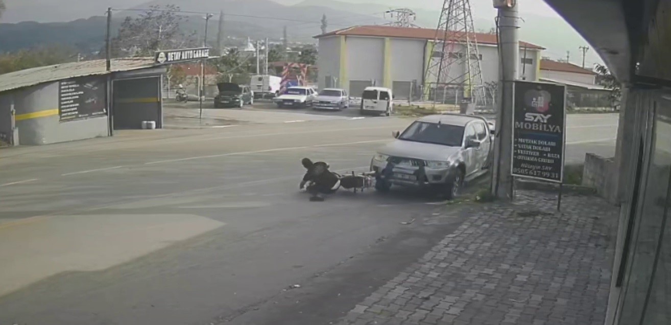 Karşı Şeride Geçen Motosiklet Ciple Çarpıştı Sürücü Metrelerce Havaya Uçtu! (2)