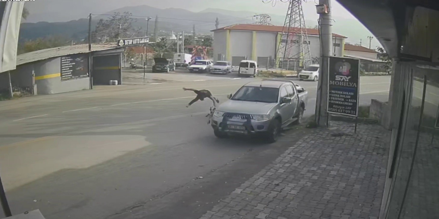 Karşı Şeride Geçen Motosiklet Ciple Çarpıştı Sürücü Metrelerce Havaya Uçtu! (3)