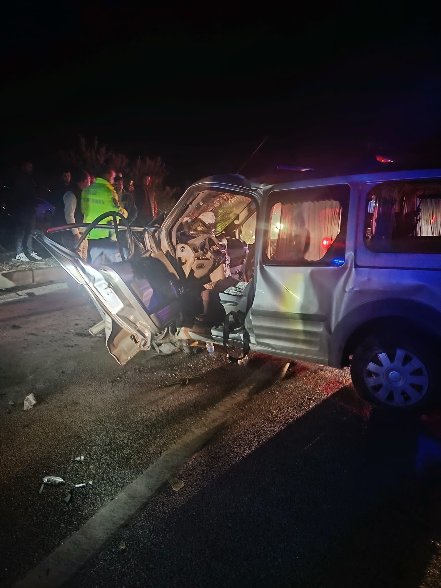 Karşı Şeride Geçti, Felaket Getirdi Kafa Kafaya Çarpışma 3 Can Aldı (2)