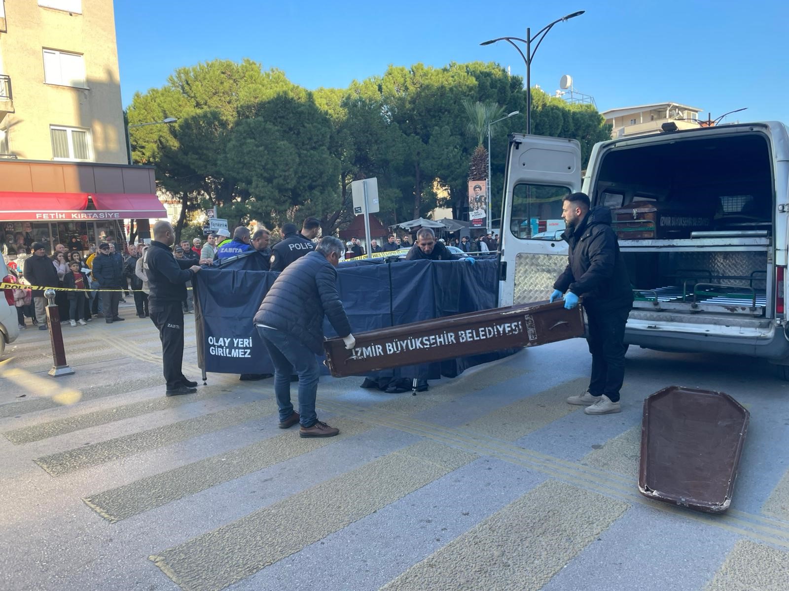 Karsiya Geciyordu Belediye Kamyonunun Altinda Can Verdi 01