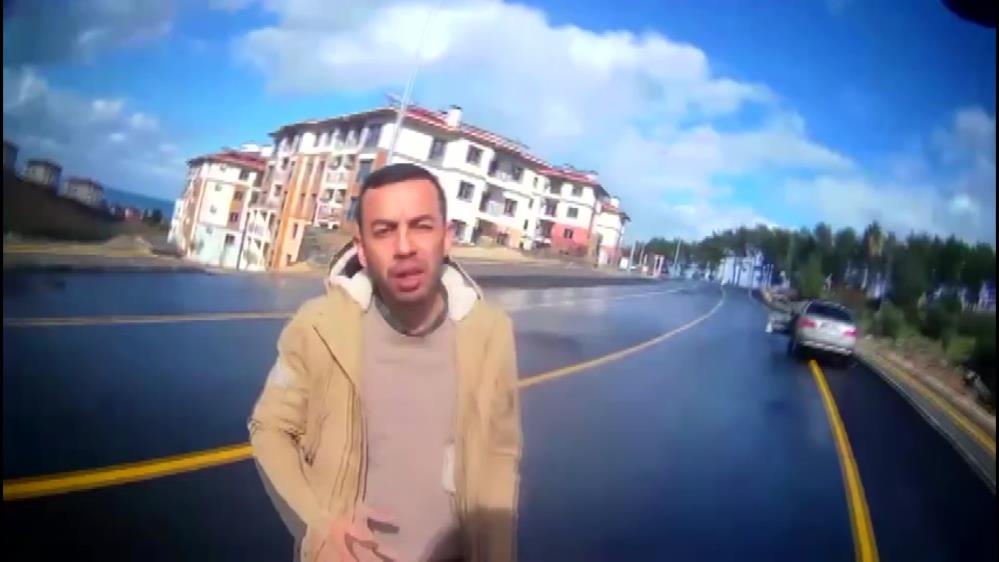 Kask Kamerasi Kaydetti Yardima Kosan Surucunun Sozleri Yurekleri Isitti (2)