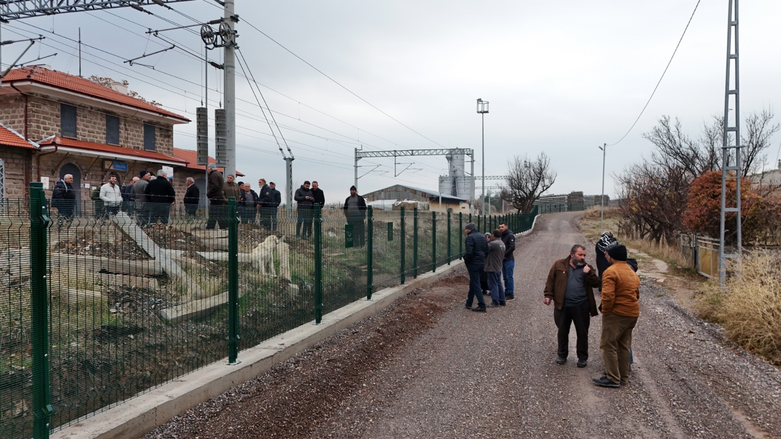 Kemal Sunalin Filmi Gercek Oldu Mahalle Tel Orguyle Ikiye Bolundu (1)