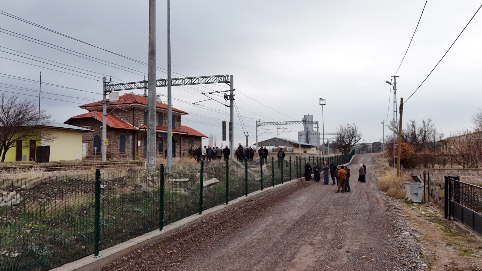 Kemal Sunalin Filmi Gercek Oldu Mahalle Tel Orguyle Ikiye Bolundu (2)