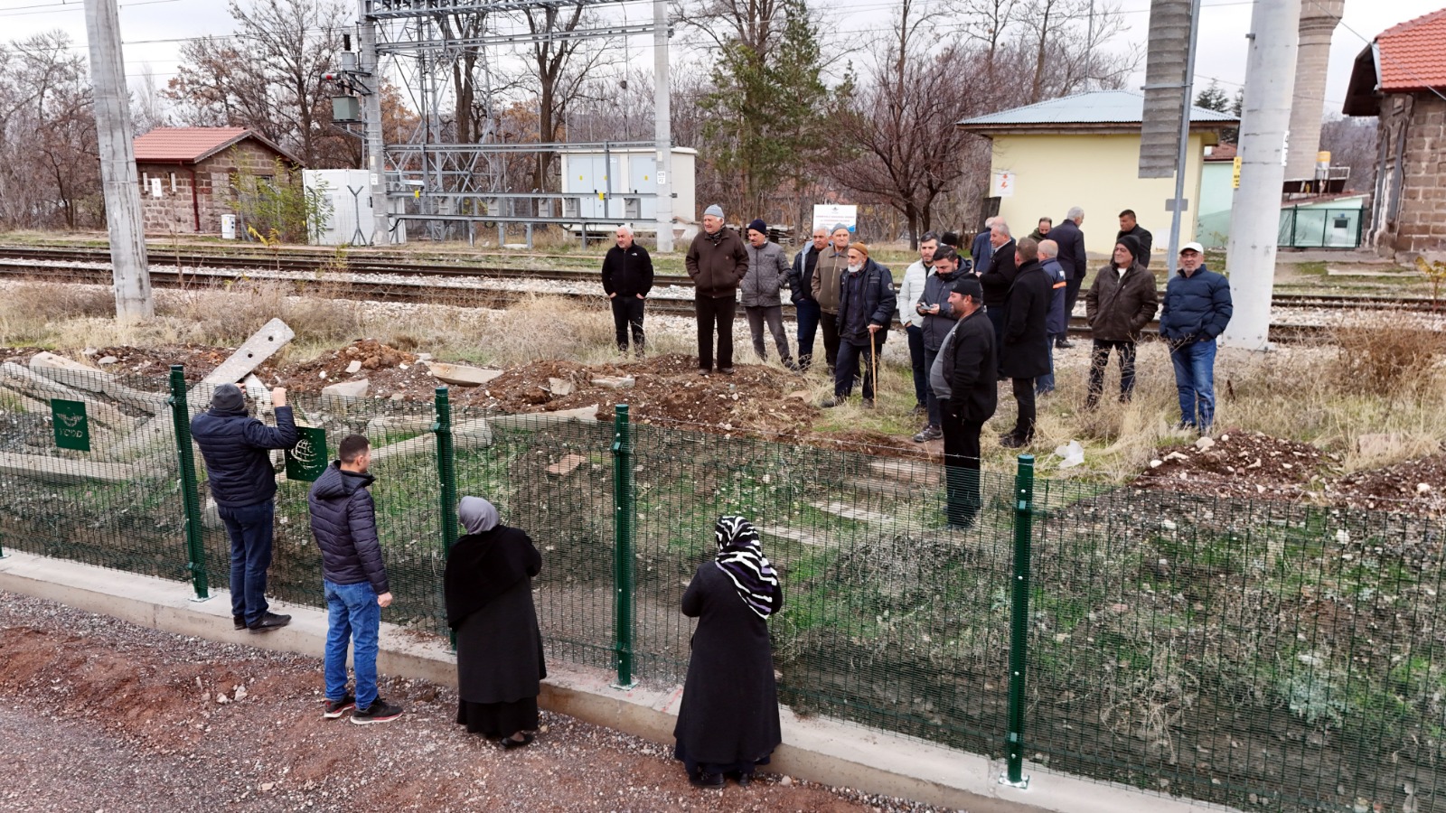 Kemal Sunalin Filmi Gercek Oldu Mahalle Tel Orguyle Ikiye Bolundu (3)