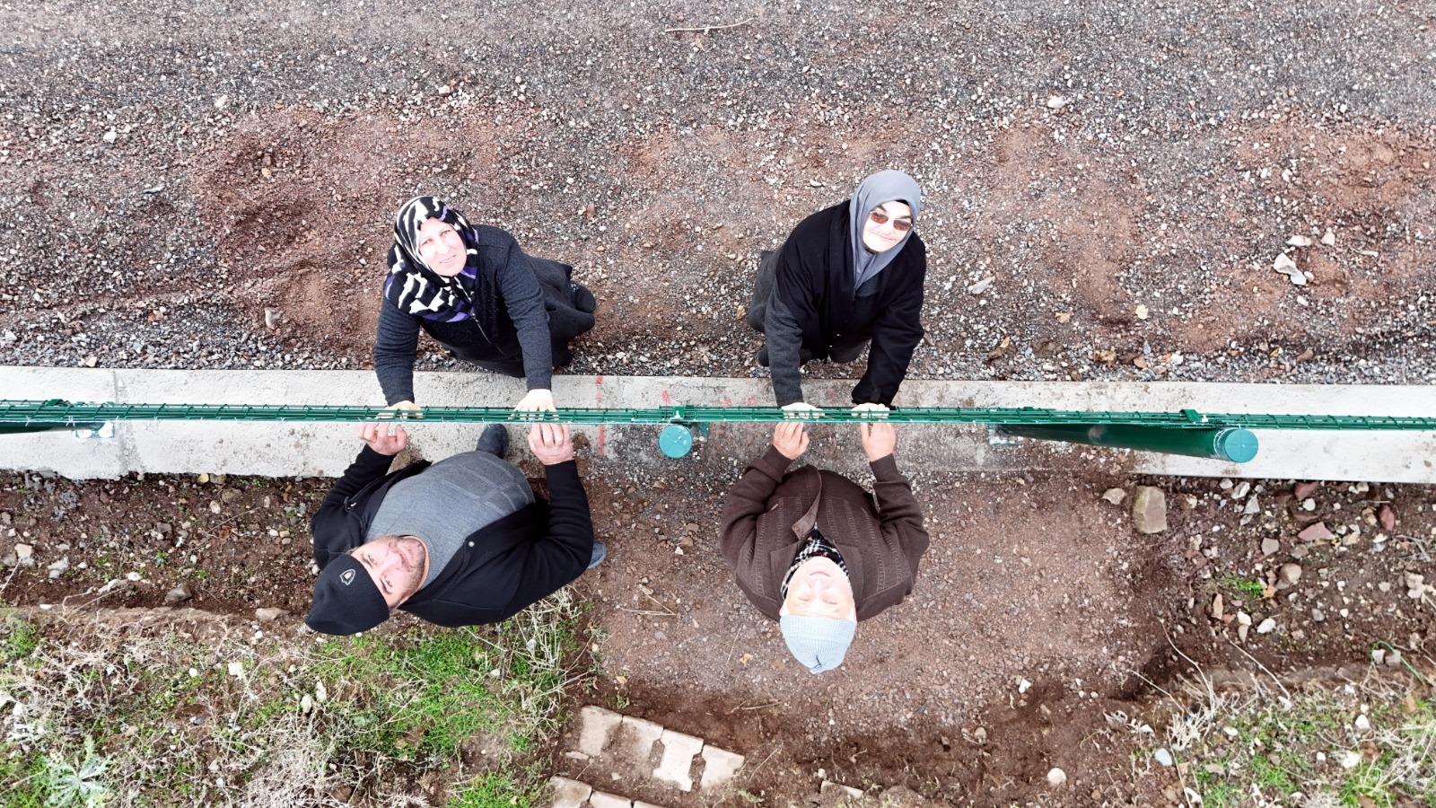 Kemal Sunalin Filmi Gercek Oldu Mahalle Tel Orguyle Ikiye Bolundu (4)