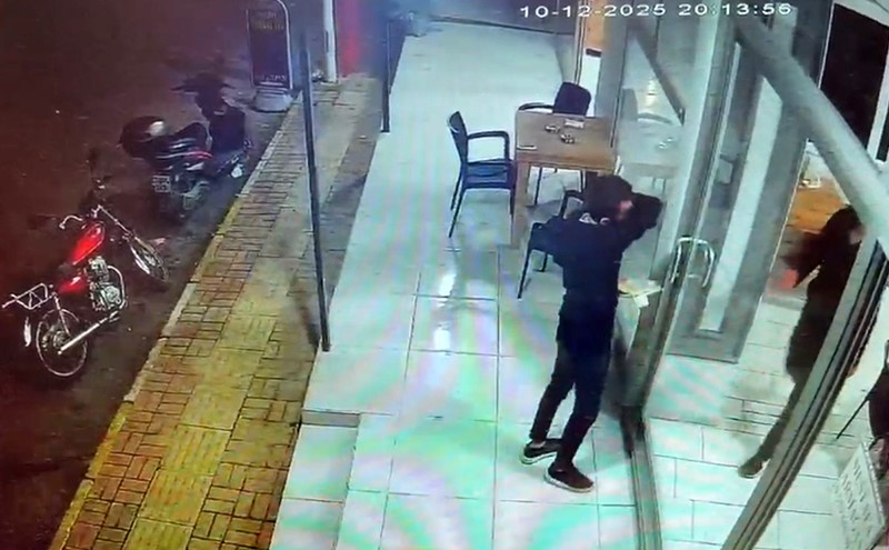 Kendim Sildim Kendim Carptim Garsonun Talihsiz Kazasi Hem Guldurdu Hem Uzdu (1)