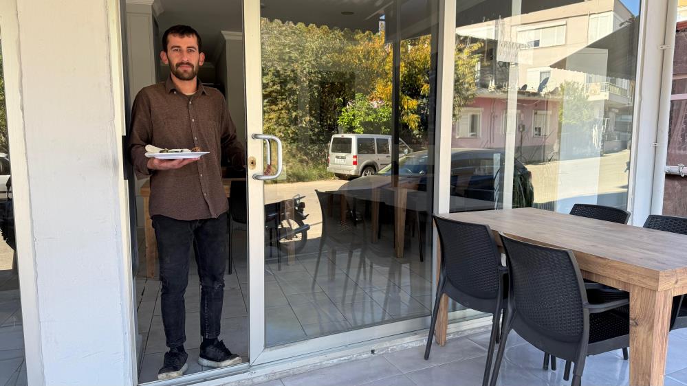 Kendim Sildim Kendim Carptim Garsonun Talihsiz Kazasi Hem Guldurdu Hem Uzdu (2)