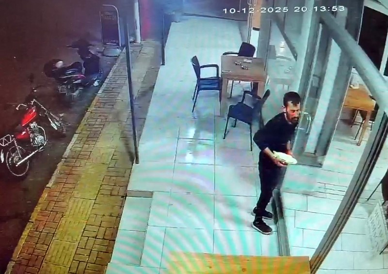 Kendim Sildim Kendim Carptim Garsonun Talihsiz Kazasi Hem Guldurdu Hem Uzdu (4)