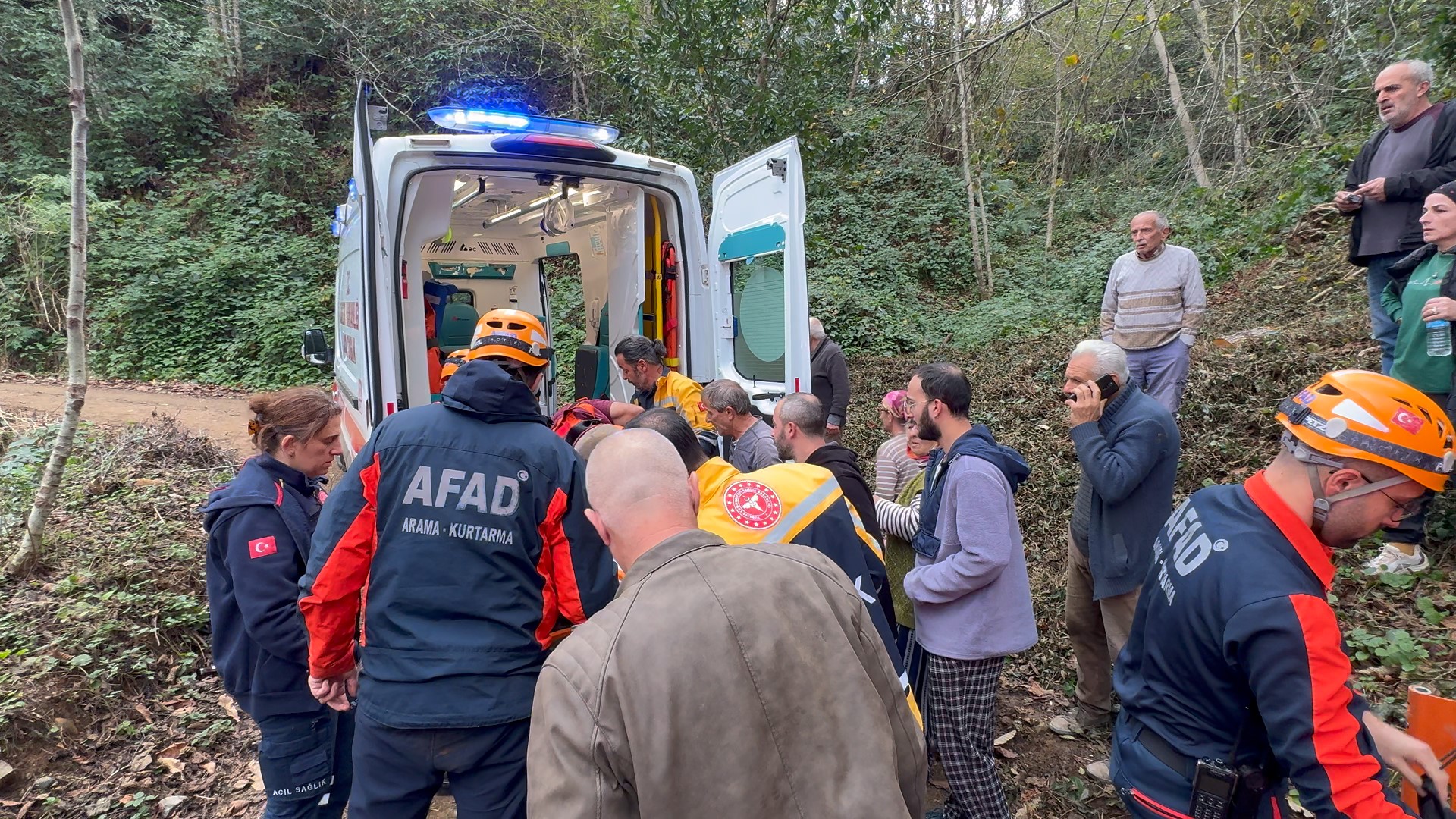 Kestiği Ağaç Üzerine Devrildi Ağaç Darbesi Vatandaşı Uçuruma Attı (2)
